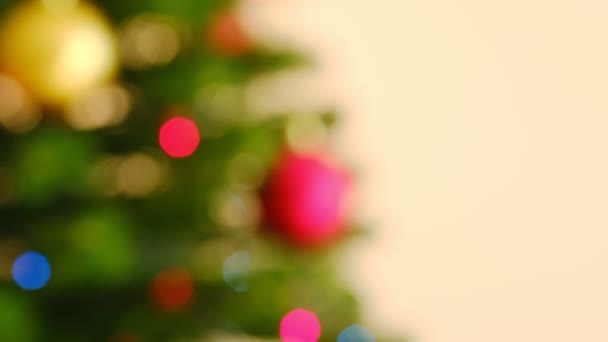 Steadicam κάμερα κίνησης έρχονται πιο κοντά στο κόκκινο χριστουγεννιάτικο δέντρο διακόσμηση μπάλα — Αρχείο Βίντεο