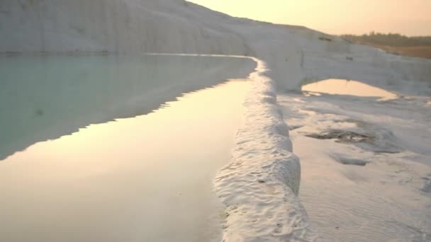 A água flui do terraço Travertino em câmera lenta em Pamukkale — Vídeo de Stock