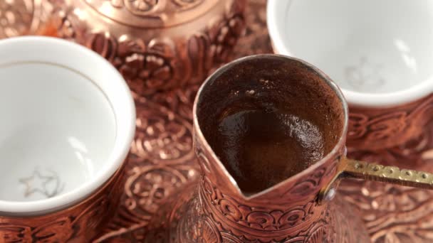 Frissen készített török kávé hagyományos rézkávéban, közeli felvételen. — Stock videók