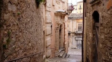 POV İtalya 'nın Sicilya kentindeki Ragusa eski kasabasında dar cadde boyunca ilerliyor.