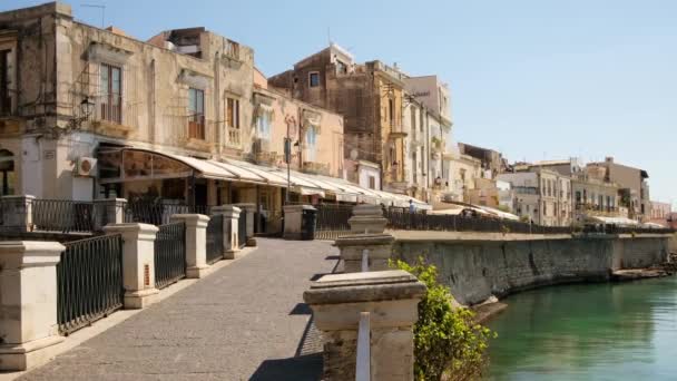 Frente al mar de la isla de Ortigia en la ciudad de Siracusa, Sicilia, Italia. — Vídeo de stock