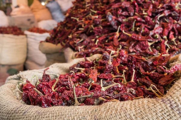 Chiles rojos secos en sacos para la venta en el mercado — Foto de Stock