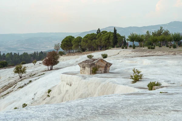 Túmulo grego antigo na Cidade Antiga de Hierápolis em Pamukkale, na Turquia — Fotografia de Stock