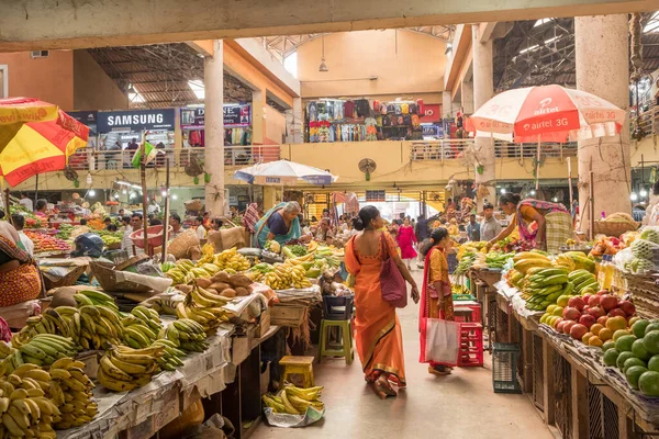 Farbenfroher indischer Lebensmittelmarkt mit Obst und Gemüse in Panaji, Indien — Stockfoto