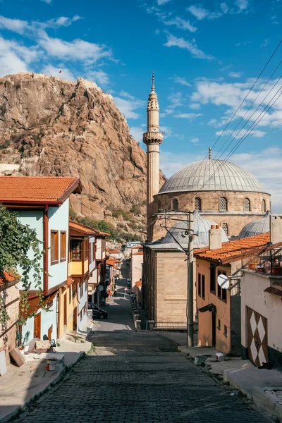 Rue avec maisons ottomanes turques traditionnelles dans la ville Afyonkarahisar, Turquie — Photo