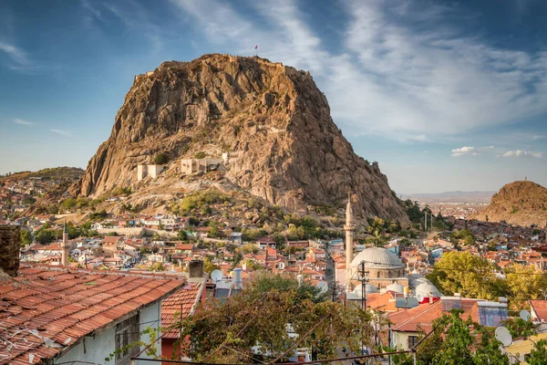 Cidade de Afyonkarahisar cidade com castelo de Afyon na rocha, Turquia — Fotografia de Stock