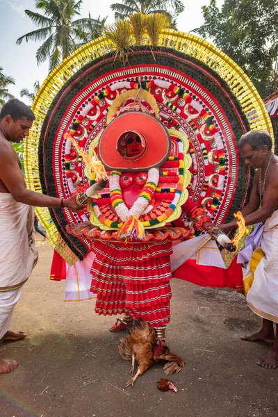 Theyyam artist perform during temple festival in Payyanur, Kerala, India. — Stock Photo, Image