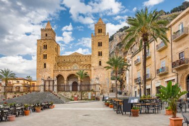 Sicilya 'nın Cefalu kentindeki Piazza del Duomo meydanındaki Cefalu Katedrali Bazilikası.