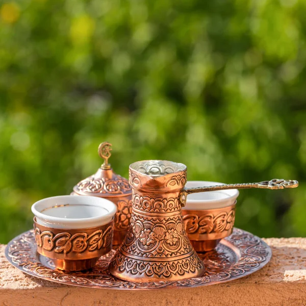 Café bósnio preto tradicional em cezve de cobre bonito na mesa de madeira — Fotografia de Stock