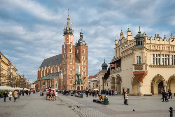 Basilica of St. Mary and Market Square in Krakow, Poland — Stock Photo, Image