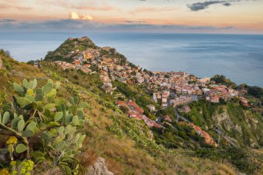 İtalya, Sicilya 'da gün batımında Picturesque Taormina kasabası