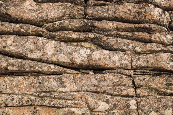 Dağdaki vahşi taşın pürüzlü dokusu. — Stok fotoğraf