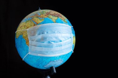 Masada steril tıbbi maske takan Dünya küresi