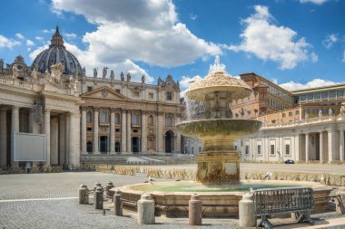 Roma 'nın merkezi Vatikan' da Aziz Peter Meydanı ve Katedral Bazilikası