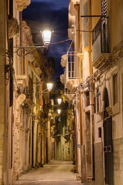 Ortygia 'da Dar Sokak, gece Siraküza' nın tarihi kısmı, Sicilya — Stok fotoğraf