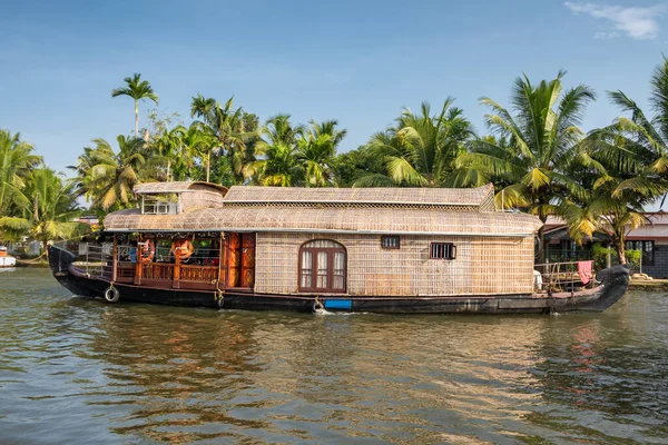 Παραδοσιακό πλωτό σπίτι σε όμορφα backwaters στην Alleppey, Κεράλα, Ινδία — Φωτογραφία Αρχείου