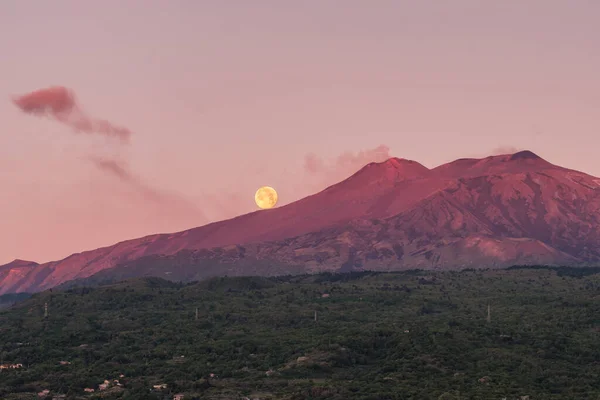 Erupción Volcán Etna al amanecer con super luna al fondo en Sicilia, Italia — Foto de Stock