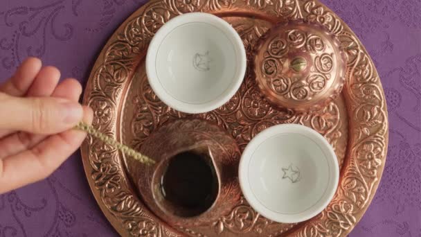 Σερβίρισμα μαύρο bosnian καφέ με ένα παραδοσιακό σετ καφέ χαλκού. — Αρχείο Βίντεο