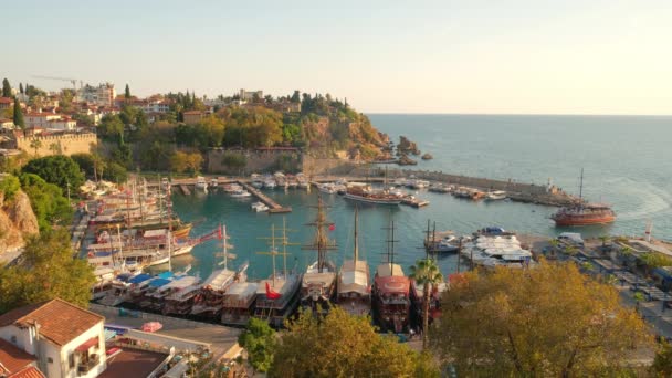 Přístav v Kaleici staré město Antalya při západu slunce, Turecko — Stock video