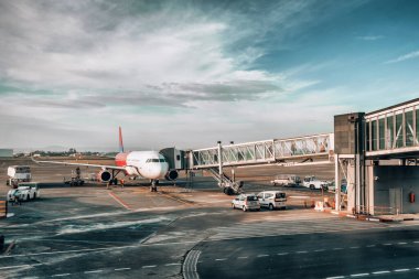 Jet uçağı havaalanına yanaştı.