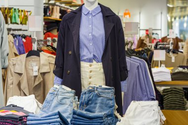 Modern moda mağazasında yepyeni güzel elbiseler.