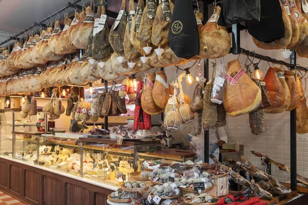 Traditional italian gastronomy shop with variable types of meat and cheese. — Stock Photo, Image