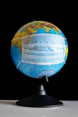 Masada steril tıbbi maske takan Dünya küresi