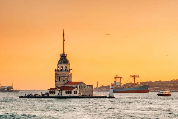 Torre de Doncella al atardecer en Estambul, Turquía — Foto de Stock