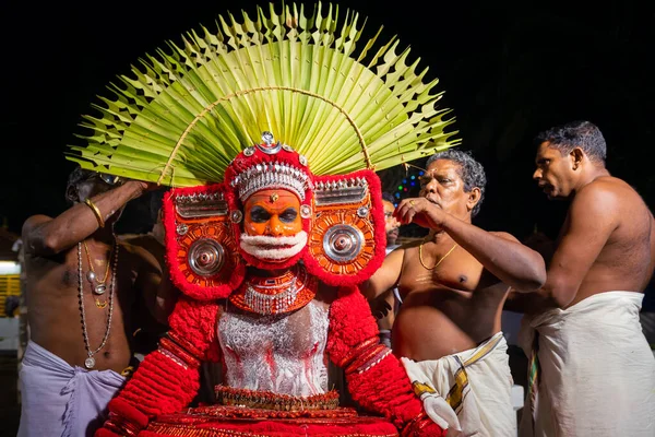 Theyyam Künstler bereitet sich auf seinen Auftritt während des Tempelfestes in Payyanur, Kerala, Indien vor. — Stockfoto