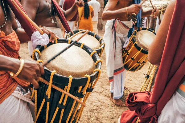 Hintli erkekler Kerala, Hindistan 'da geleneksel davul çalarlar. — Stok fotoğraf