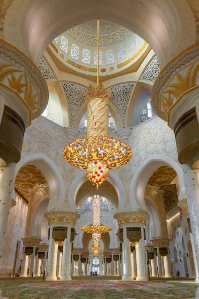 Interieur van de sjeik Zayed moskee en grootste in de wereld kroonluchter in Abu Dhabi — Stockfoto