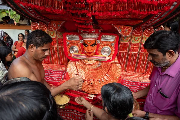 Theyyam artist perform during temple festival in Payyanur, Kerala, India. — Stock Photo, Image