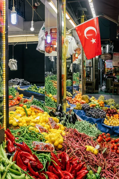 Verscheidenheid van verse groenten en fruit op de lokale markt in Turkije — Stockfoto