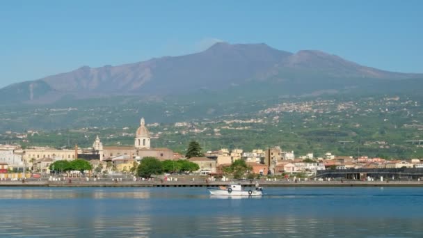 Il porto turistico della città di Riposto con il vulcano Etna sullo sfondo in Sicilia — Video Stock