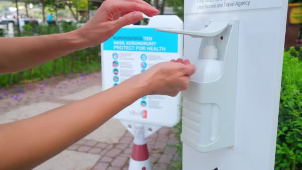 Mujer usando dispensador de desinfectante de manos público en Turquía — Vídeo de stock