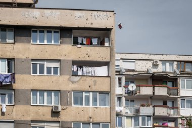 Saraybosna ve BH 'deki savaşın kurşun delikleri ve işaretleriyle dolu konut binaları