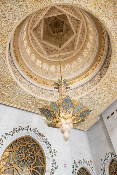 Detail of the Abu Dhabi Grand Mosque interior, OAE — стокове фото