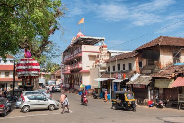 Mangalore caddesi, tapınak kare manzaralı, Karnataka eyaleti, Hindistan.