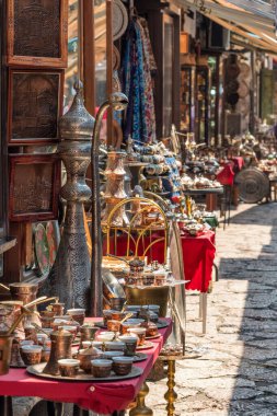 Saraybosna 'nın tarihi merkezinde geleneksel hediyelik eşya dükkanları, Bascarsija.