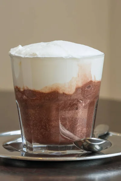 チョコレート風味と新鮮なクリームと伝統的なシチリアグラニータ冷たい甘いデザート — ストック写真