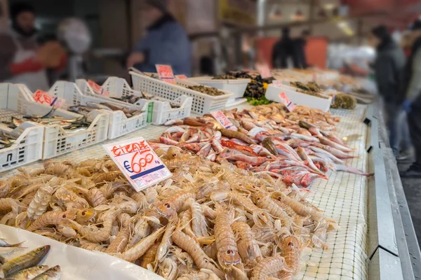 Frische Meeresfrüchte, Schalentiere und Fisch auf dem Markt von Ortigia, Syrakus, Sizilien — Stockfoto