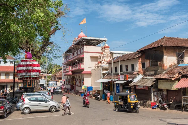 Mangalore utcai jelenet egy templom tér kilátással, Karnataka állam, India. — Stock Fotó