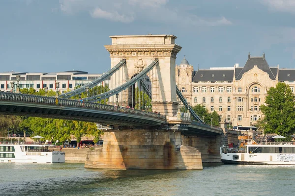 Puente de cadena sobre el río Danubio en Budapest — Foto de Stock