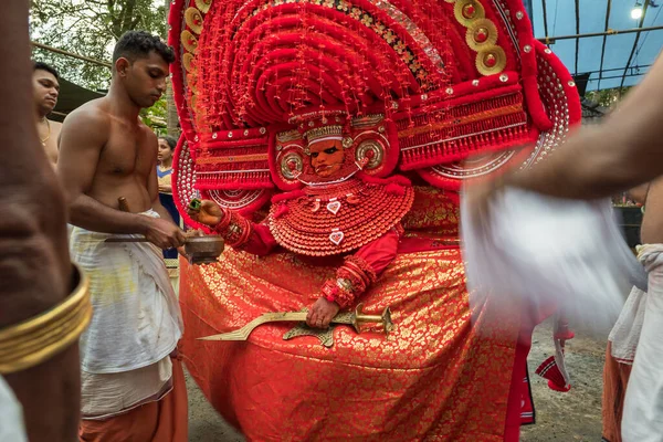 Theyyam artist uppträder under tempelfestivalen i Kannur, Kerala, Indien. — Stockfoto