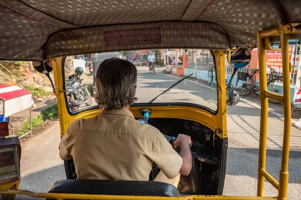 Widok z wnętrza rikszy samochodowej w stanie Kerala, Indie — Zdjęcie stockowe