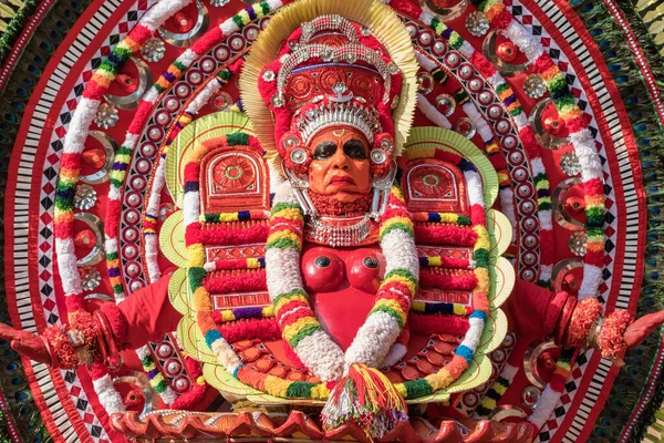Они выступают во время храмового фестиваля в Пайянуре, Керала, Индия. — стоковое фото
