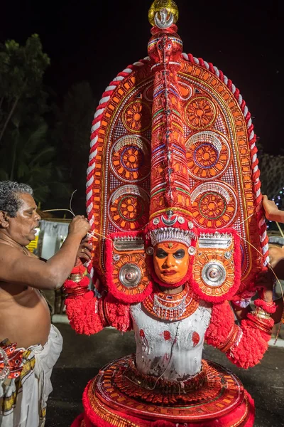 Theyyam artist förbereder sig för att uppträda under tempelfestivalen i Payyanur, Kerala, Indien. — Stockfoto