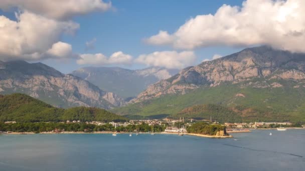 Tempo limite da cidade de Kemer e montanhas em Antalya, Turquia — Vídeo de Stock