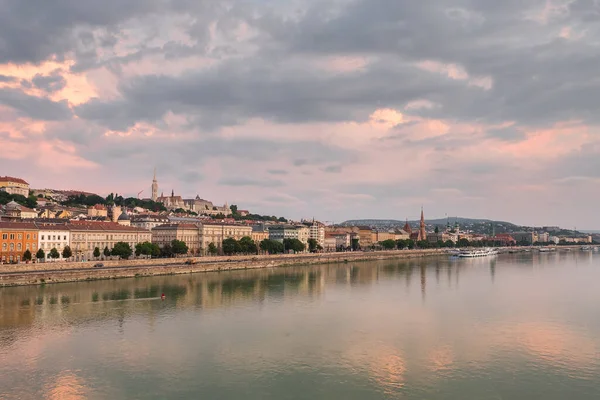Budapeşte 'nin Budapeşte tarafında güneş doğarken manzara — Stok fotoğraf