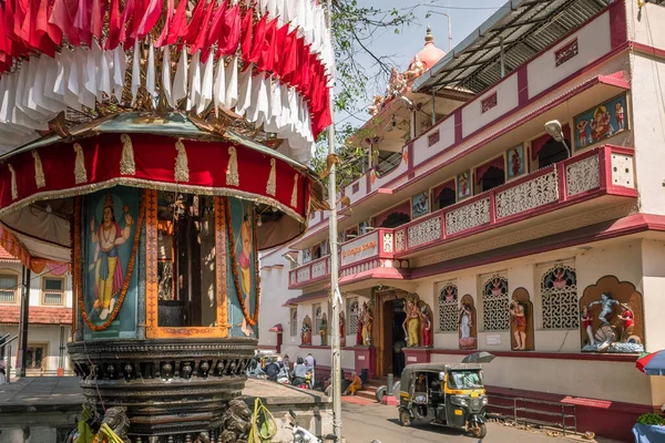 Mangalore scène de rue avec vue sur la place du temple, État du Karnataka, Inde. — Photo